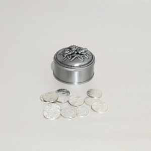 Cofre circular con flores y arras